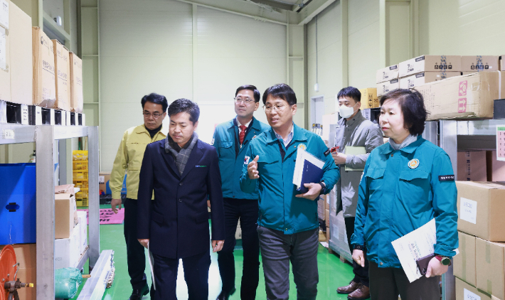 조근수 경남농협 본부장이 양산시 축산종합방역소를 방문해 방역 현장을 점검하고 있다. 경남농협 제공