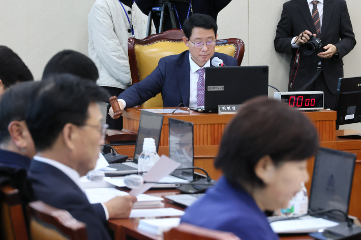 12일 국회에서 열린 기획재정위원회 전체회의에서 김상훈 위원장이 회의를 주재하고 있다. 연합뉴스