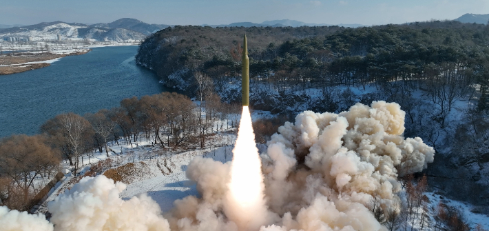 고체연료를 사용한 북한의 극초음속 중장거리 탄도미사일(IRBM) 시험 발사 모습. 연합뉴스