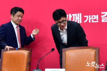 비상대책위원회의 참석하며 인사하는 한동훈 비대위원장