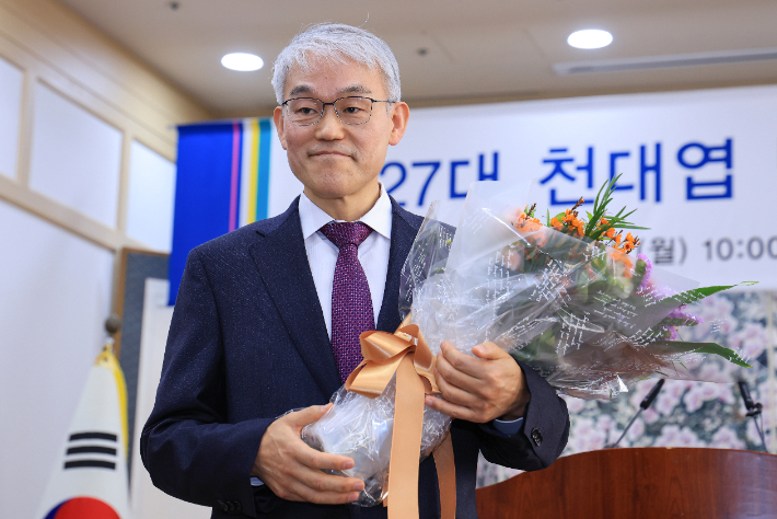 꽃다발 받은 천대엽 신임 법원행정처장. 연합뉴스
