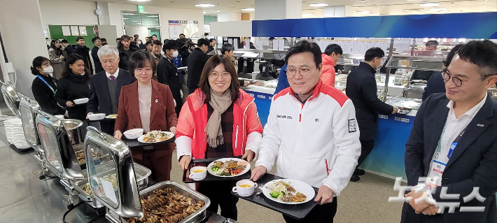 지난 10일 2024 강원 청소년동계올림픽 대회기간 선수단에 제공될 메뉴 시식회에서 음식을 접시에 담고 있는 장미란 문화체육관광부 2차관과 최종구 조직위원장. 전영래 기자