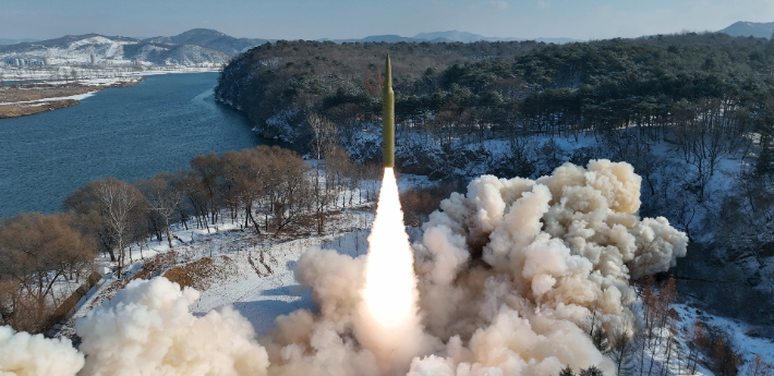 북한이 발사한 고체연료를 사용한 극초음속 중장거리 탄도미사일(IRBM). 연합뉴스