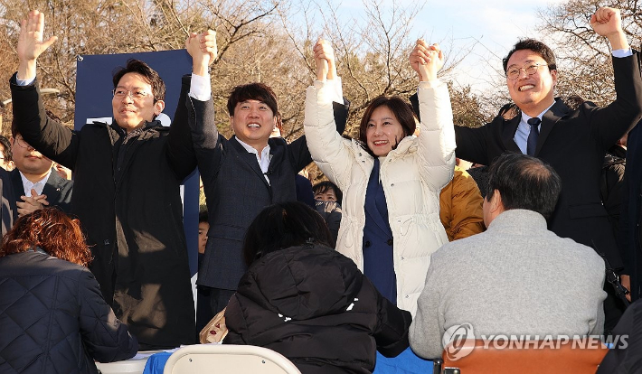 (대구=연합뉴스) 황수빈 기자 = 가칭 '개혁신당' 창당을 선언한 이준석 전 국민의힘 대표가 6일 오후 대구 수성구 수성못에서 천하람, 이기인, 허은아 공동 창당준비위원장과 함께 길거리 당원 모집에 나서고 있다. 2024.1.6 hsb@yna.co.kr 연합뉴스