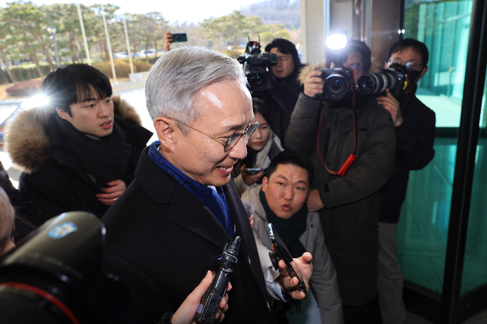 수심위 참석하며 취재진 만난 강일원 위원장. 연합뉴스