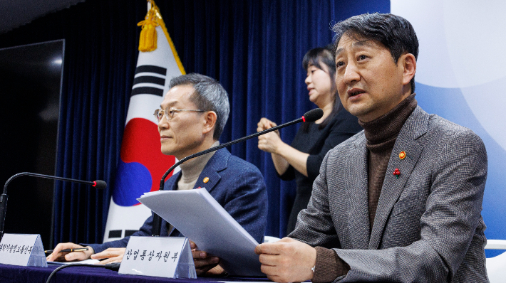 안덕근 산업통상자원부 장관(앞)과 이종호 과학기술정보통신부 장관이 15일 오후 서울 종로구 정부서울청사에서 '국민과 함께하는 민생토론회' 반도체 부문 결과를 발표하고 있다. 연합뉴스