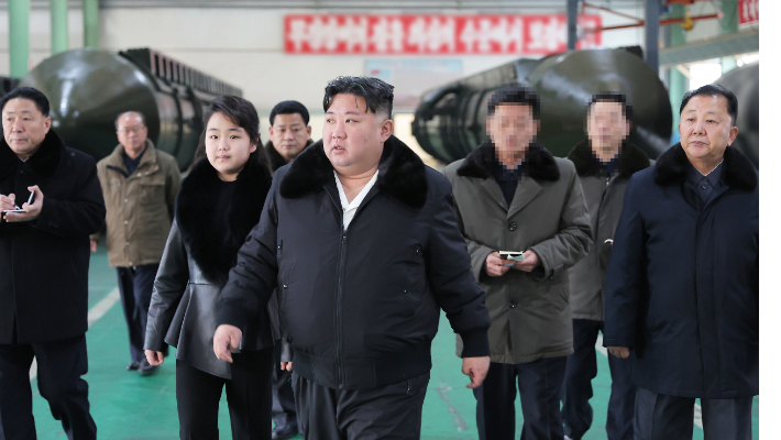 김정은 북한 국무위원장이 대륙간탄도미사일(ICBM) 발사대 생산 공장을 둘러보며 전략미사일 전력을 과시했다. 연합뉴스 