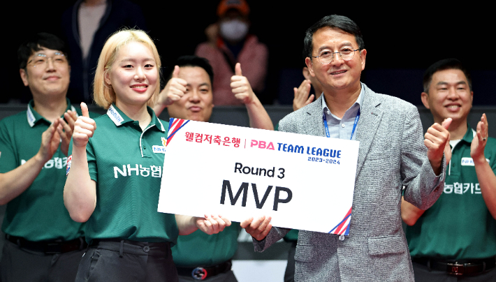 올 시즌 팀 리그 3라운드 MVP에 오른 김보미(왼쪽 두 번째)가 PBA 김영진 전무 이사와 포즈를 취한 모습. PBA
