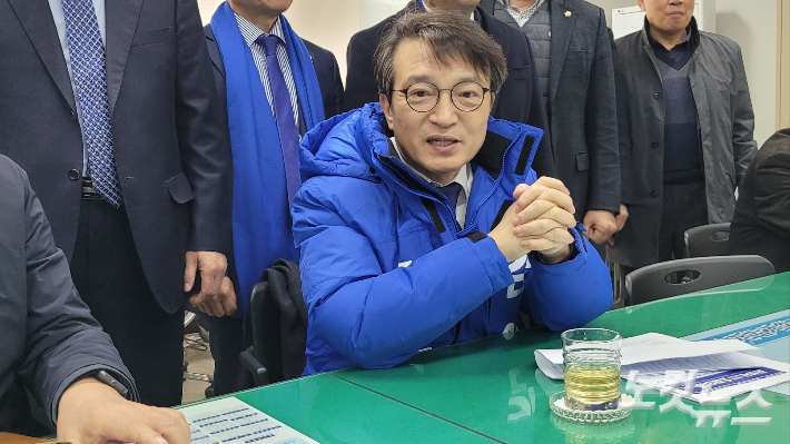 김의겸 의원이 지역 현안 등에 대해 설명하고 있다. 도상진 기자