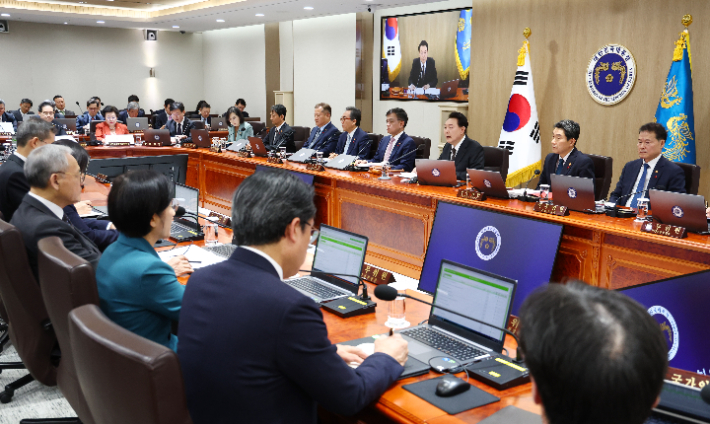 윤석열 대통령이 16일 서울 용산 대통령실 청사에서 국무회의를 주재하고 있다. 연합뉴스