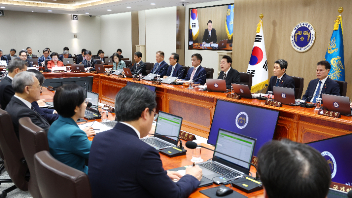 윤석열 대통령이 16일 서울 용산 대통령실 청사에서 국무회의를 주재하고 있다. 연합뉴스