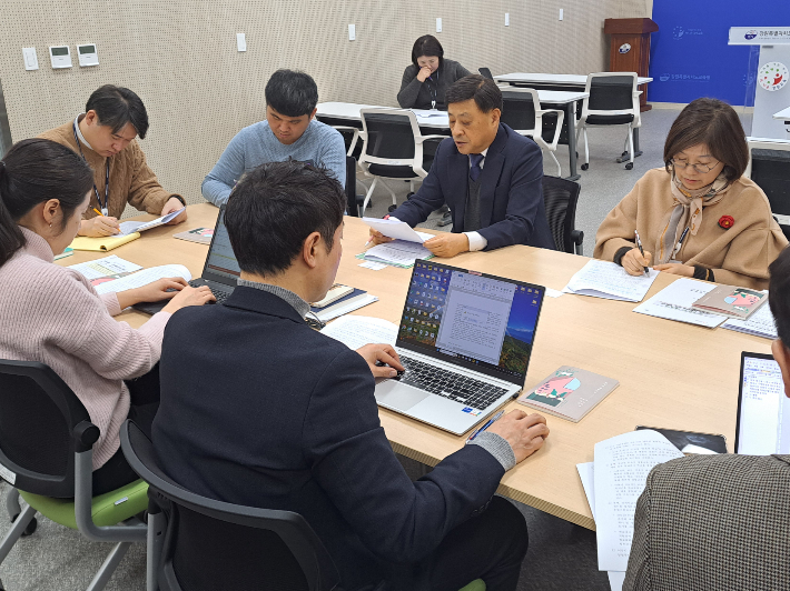 이수인 강원특별자치도교육청 인성문화교육과장이 16일 기자 간담회를 열고 '2024학년도 학교폭력 경감 대책'을 발표했다. 진유정 기자