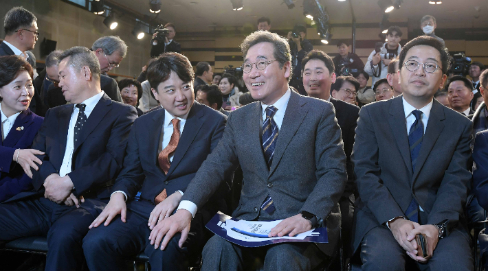 이낙연 전 더불어민주당 대표, 이준석 개혁신당(가칭) 정강정책위원장이 16일 오후 서울 동작구 서울여성플라자에서 열린 새로운미래(가칭) 창당발기인대회에서 인사하고 있다. 박종민 기자