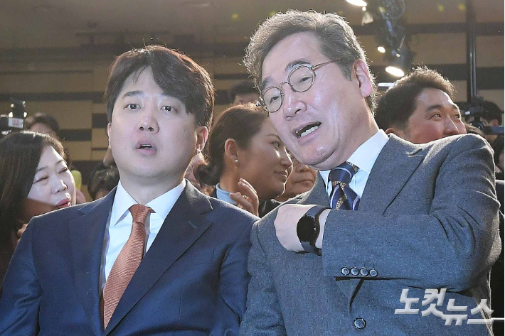 이낙연 전 더불어민주당 대표, 이준석 개혁신당(가칭) 정강정책위원장이 16일 오후 서울 동작구 서울여성플라자에서 열린 새로운미래(가칭) 창당발기인대회에서 대화하고 있다. 박종민 기자