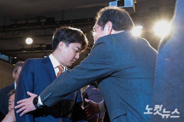 이낙연 전 더불어민주당 대표, 이준석 개혁신당(가칭) 정강정책위원장이 16일 오후 서울 동작구 서울여성플라자에서 열린 새로운미래(가칭) 창당발기인대회에서 인사하고 있다. 박종민 기자