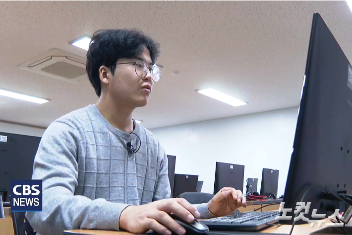 재한몽골학교 엥흐태왕 학생이 컴퓨터실에서 독학으로 공부한 프로그램을 실습해보고 있다.