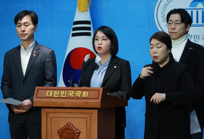 기본소득당 용혜인 상임대표가 15일 오전 국회 소통관에서 개혁연합신당 관련 기자회견을 하고 있다. 연합뉴스