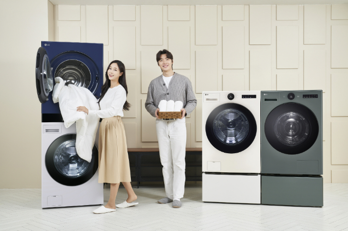 LG전자가 많은 양의 빨래와 이불을 한 번에 건조하는 국내 최대 22kg 용량 건조기를 탑재한 '트롬 워시타워'를 23일 출시한다. 모델이 (사진 왼쪽부터) 트롬 워시타워, 세탁기, 건조기 신제품을 소개하고 있다. LG전자