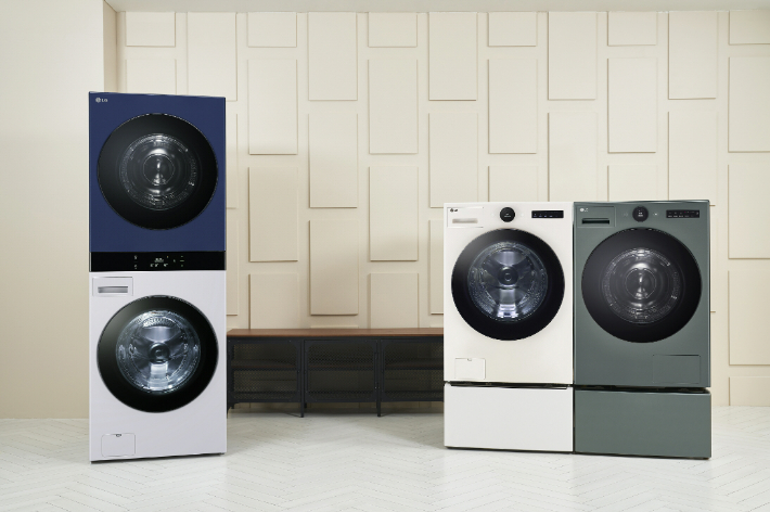 LG전자가 많은 양의 빨래와 이불을 한 번에 건조하는 국내 최대 22kg 용량 건조기를 탑재한 '트롬 워시타워'를 23일 출시한다. LG 트롬 워시타워 신제품은 하단 세탁기와 상단 건조기가 각각 25kg, 22kg 용량으로 모두 국내 가정용 제품 중 최대다. (사진 왼쪽부터) 트롬 워시타워, 세탁기, 건조기 신제품. LG전자