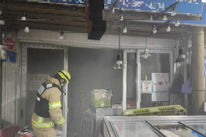 16일 오전 1시 22분쯤 강원 태백시 황지동 전통시장 내 점포에서 화재가 발생했다. 강원소방본부 제공