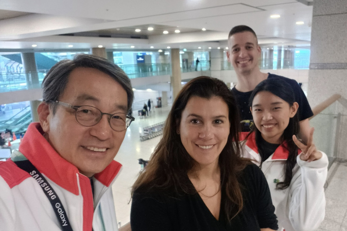 2024강원동계청소년올림픽 언어 의전을 맡고 있는 진영호(65)씨와 스웨덴, 이탈리아 관계자들 모습. 진영호씨 제공