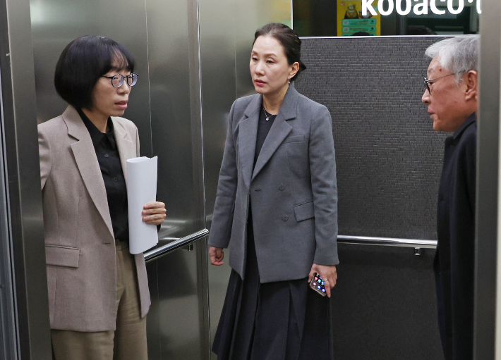 왼쪽부터 김유진, 윤성옥, 옥시찬 방송통신심의위원. 연합뉴스