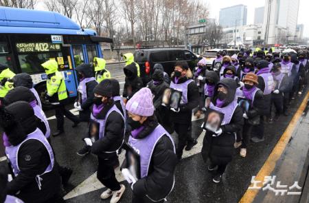 영정 들고 용산 대통령실 향하는 이태원참사 유가족