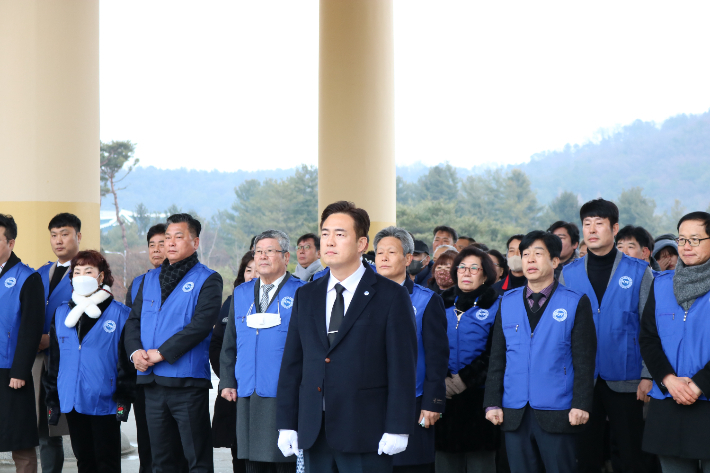 윤준호 자유총연맹 대전시지부 회장(가운데)과 회원들이 17일 대전현충원을 방문해 헌화하고 참배했다. 자유총연맹 대전시지부 제공