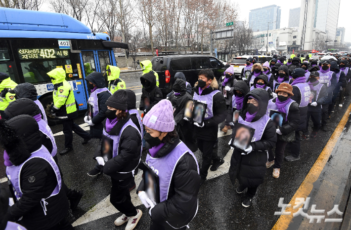 10.29 이태원 참사 희생자 유가족과 시민대책위원회 관계자들이 17일 오후 서울광장 분향소에서 '이태원 참사 특별법 신속한 공포와 독립적 조사기구 설립 촉구' 기자회견 후 용산 대통령실을 향해 침묵의 영정 행진을 하고 있다. 황진환 기자