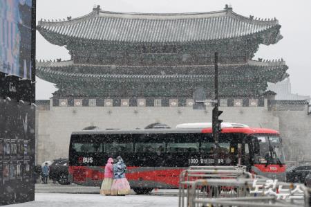 눈 내리는 광화문