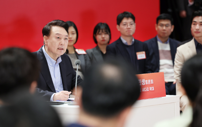 윤석열 대통령이 17일 서울 여의도 한국거래소에서 열린 '국민과 함께하는 민생토론회 - 네번째, 상생의 금융, 기회의 사다리 확대'에서 발언하고 있다. 연합뉴스