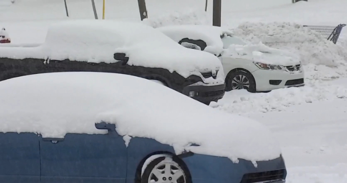 폭설로 눈이 쌓인 차량들. 미 NBC 뉴스 영상 캡처