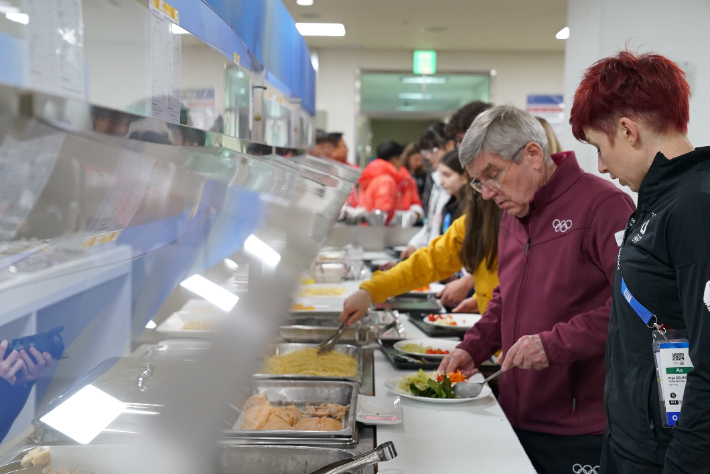 2024 강원 동계청소년올림픽대회 개막이 이틀 앞으로 다가온 가운데 국제올림픽위원회(IOC) 토마스 바흐 위원장이 17일 대회 기간 선수들이 머물 강릉선수촌을 방문했다. 2024 강원 동계청소년올림픽대회 조직위원회 제공
