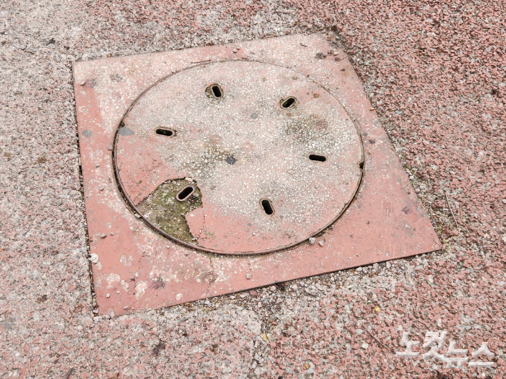 17일 광주 서구 치평동 콘크리트 맨홀이 파손된 모습. 박성은 기자