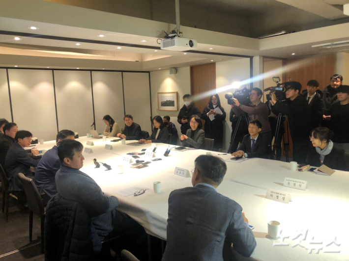 보건복지부 관계자들과 대한의사협회 협상단이 17일 오후 서울 중구 컨퍼런스하우스 달개비에서 만나 협의체 회의 시작 전 인사를 나누고 있다. 이은지 기자