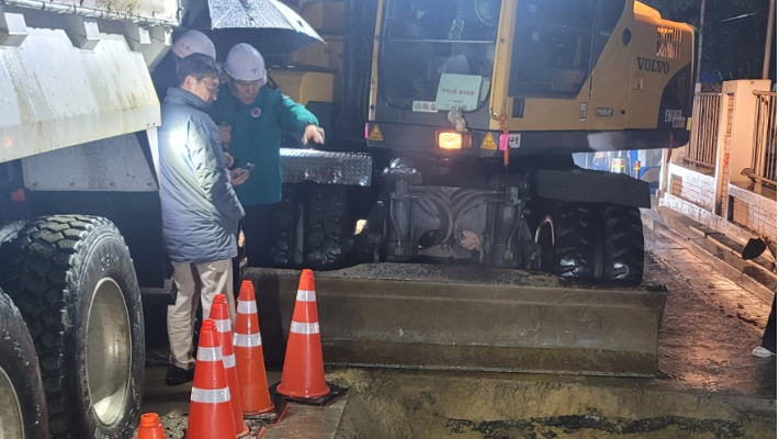 오세훈 서울시장이 17일 밤 신정가압장 사고현장을 방문해 복구작업을 지시하고 있다. 서울시 제공 