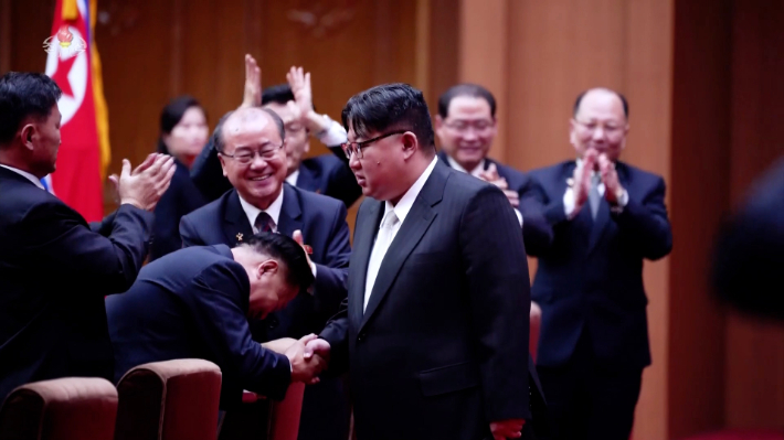 시정연설 마치고 당 간부들과 악수하는 김정은. 연합뉴스