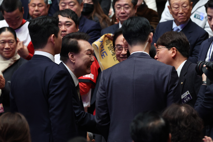 윤석열 대통령이 18일 전주시 덕진구 한국소리문화의전당 모악당에서 열린 전북특별자치도 출범식에 입장하며 진보당 강성희 국회의원과 악수하는 모습. 연합뉴스