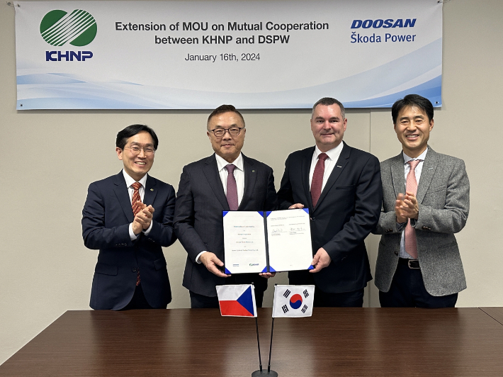 한국수력원자력은 16일(현지시간) 체코의 원전 기자재 제작 업체인 두산스코다파워를 방문해 협력 MOU를 갱신했다. 사진은 왼쪽부터 장현승 한수원 체코·폴란드사업실장, 황주호 한수원 사장, 다니엘 프로하츠카 스코다파워 COO, 손승우 두산에너빌리티 부사장. 연합뉴스
