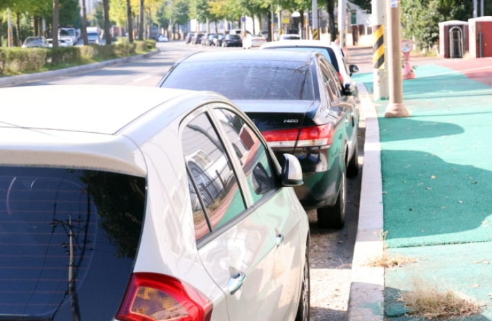 길가에 주차된 차량들. 연합뉴스