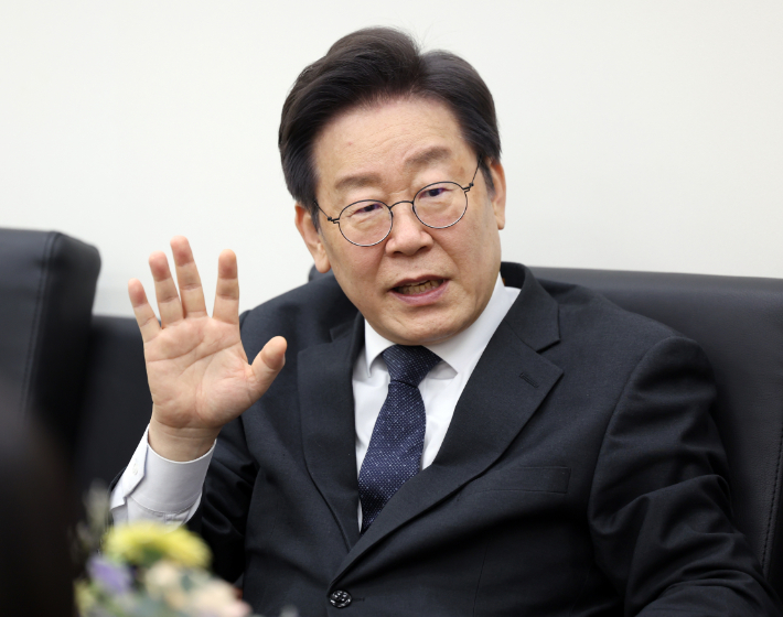 더불어민주당 이재명 대표가 18일 국회 당 대표실에서 부산 가덕도 피습 현장에 있었던 기자들과 차담회를 하고 있다.  연합뉴스