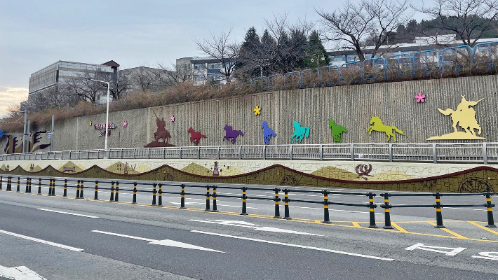 경주시 충효로 신라고 인근 옹벽(담장)이 새롭게 단장된 모습. 경주시 제공