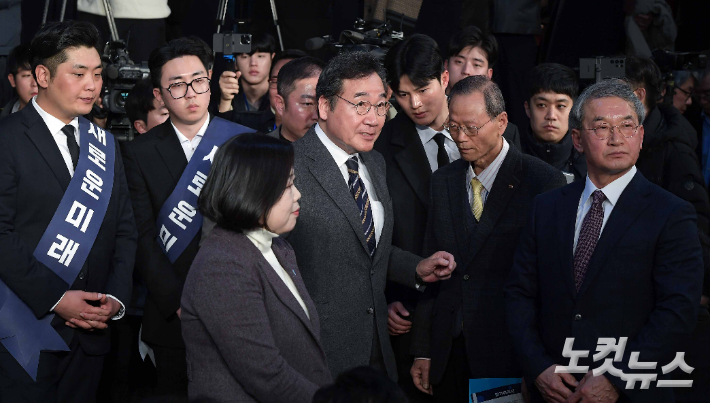 이낙연 전 더불어민주당 대표가 16일 오후 서울 동작구 서울여성플라자에서 열린 새로운미래(가칭) 창당발기인대회에서 이석하고 있다. 박종민 기자