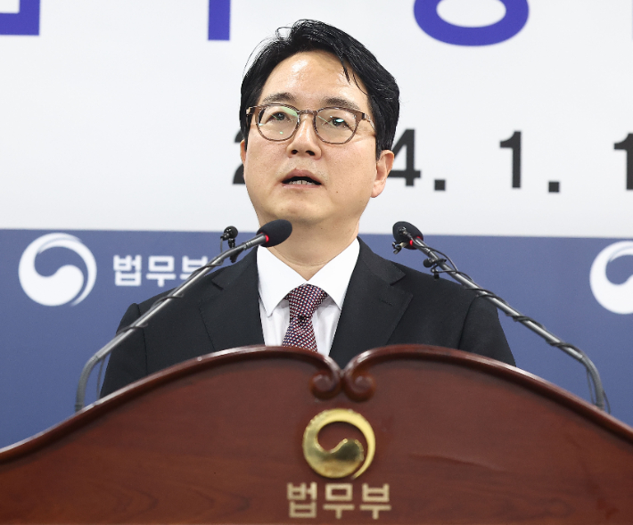 심우정 신임 법무부 차관이 19일 오전 정부과천청사 법무부에서 열린 차관 취임식에서 취임사를 하고 있다. 연합뉴스