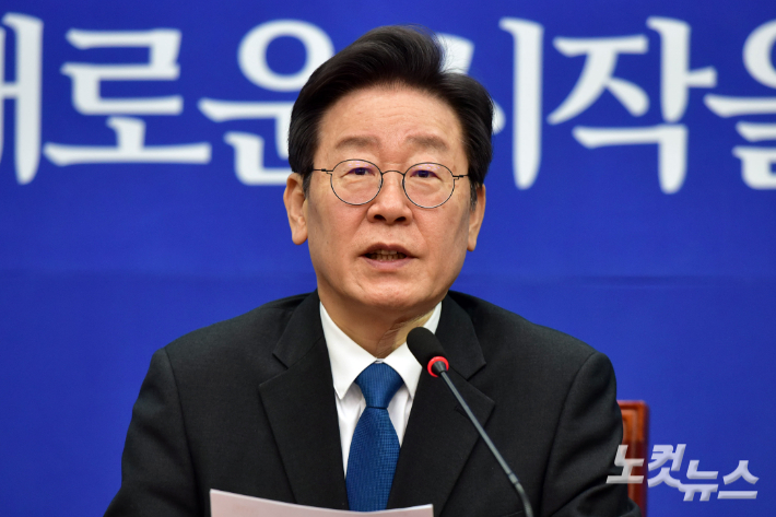 더불어민주당 이재명 대표가 19일 서울 여의도 국회에서 열린 최고위원회의에서 모두발언을 하고 있다. 윤창원 기자