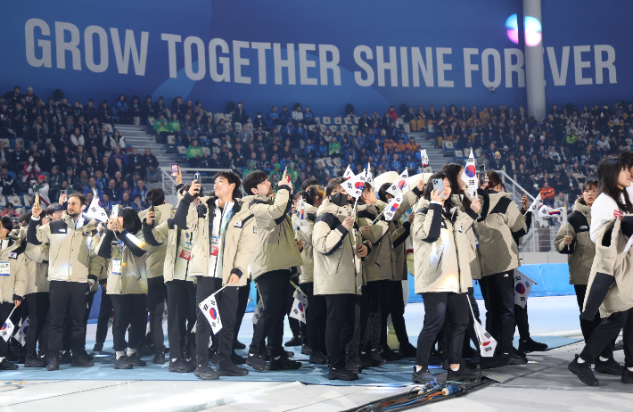 19일 오후 강원도 강릉시 스피드스케이트 경기장에서 열린 2024 강원 동계청소년올림픽 개회식에서 대한민국 선수단이 입장하고 있다. 연합뉴스 