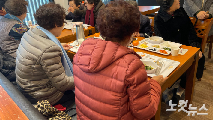 효도밥상에서 식사 중인 어르신들. 장규석 기자 