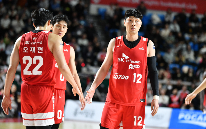 SK 송창용(오른쪽)과 오재현(왼쪽), 양우섭. KBL 제공