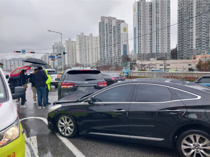 20일 오후 1시쯤 부산 해운대구 한 도로에서 5중 추돌 사고가 발생해 4명이 경상을 입었다. 부산소방재난본부 제공