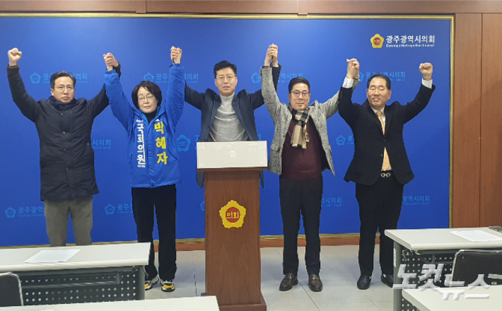 광주 서구갑 총선 출마를 준비하던 김대현 위민연구원장이 22일 총선 불출마를 선언하면서 박혜자 후보 지지를 선언했다. 조기선 기자 